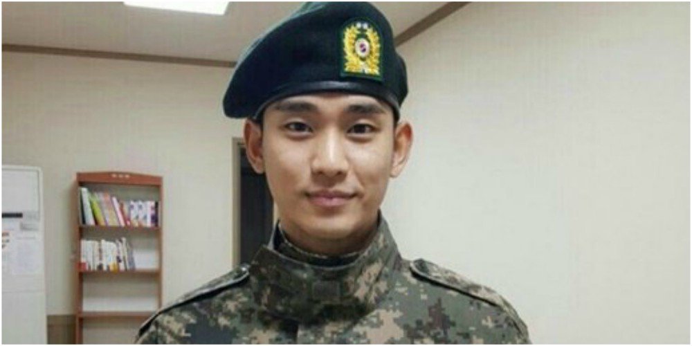 Kim Soo Hyun يأخذ أول عطلة له منذ التجنيد في الجيش
